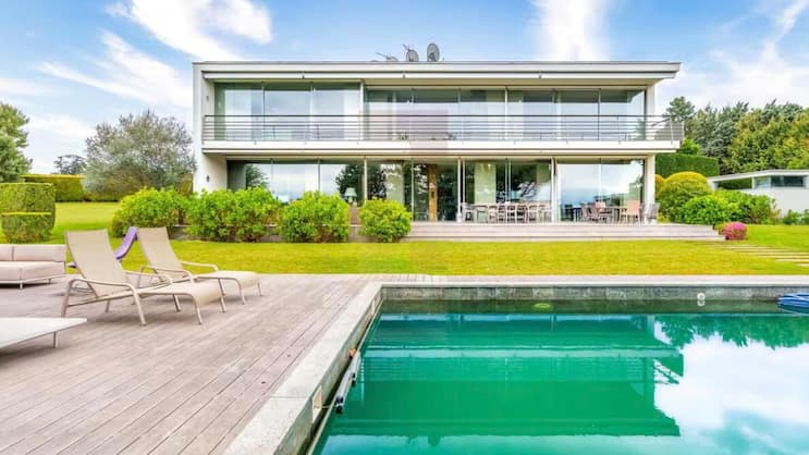 An diesem Pool liesse sich gut arbeiten sowie entspannen. Er gehört zur drittteuersten Villa der Schweiz.