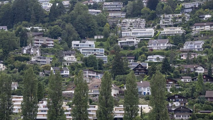 Im Schweizer Immobilienmarkt dürfte die Alterung der Bevölkerung und die Verschiebung der Nachfrage hin zu kleineren Wohnobjekten für bestimmte Regionen zu Problemen führen.