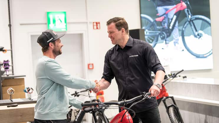 Beat Feuz (links im Bild) und ein Vertreter von E-Frame: Feuz steigt als Teilhaber bei der E-Bike-Firma ein.