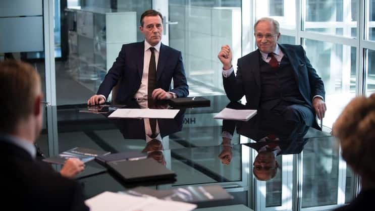 Zuerst kämpfen Stefan Kurt als Finanzchef Maier (l.) und Ulrich Tukur als CEO Brockmann vereint in einer Sitzung Seite an Seite, doch dann eskaliert der Zwist: Maier liest in der «Bilanz» über den Machtkampf, Brockmann sitzt ihm im Nacken.