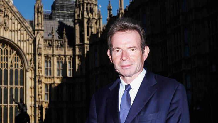 Versagen der Elite: Charles Grant vor dem Palace of Westminster, dem britischen Parlament.