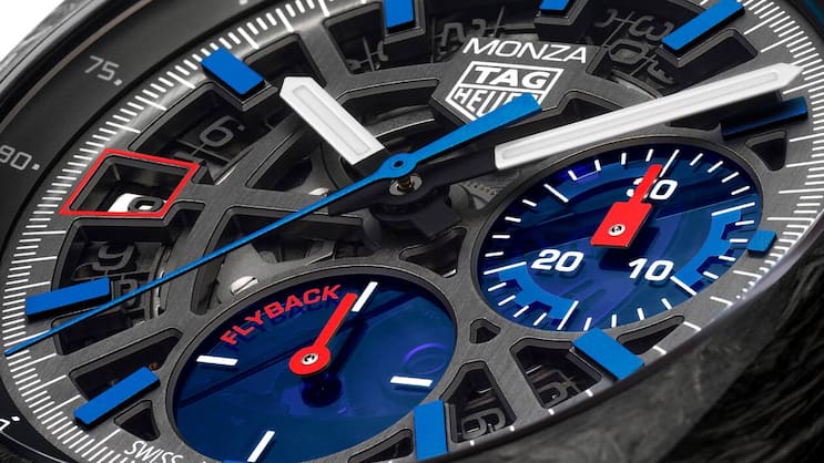 Die TAG Heuer Monza Flyback Chronometer wirkt dank des 42-Millimeter-Gehäuses aus Karbon modern und dynamisch.