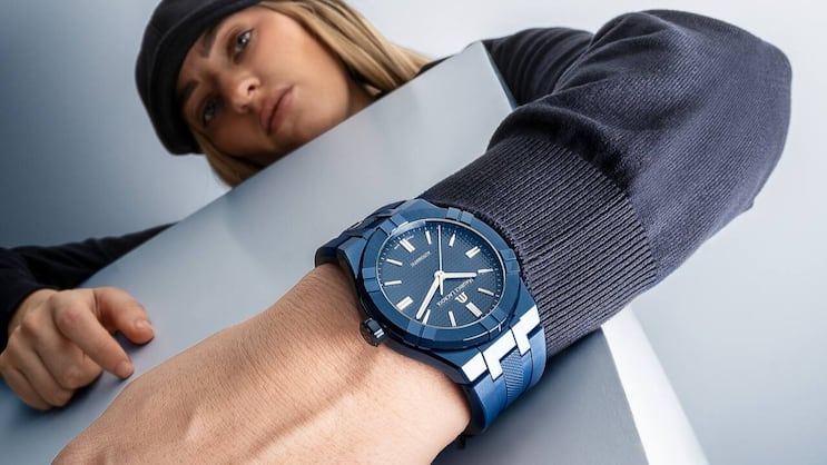 AIKON mit 39-mm Gehäuse in blau.