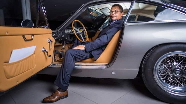 Beat Imwinkelried in seinem grauen 250 GT Lusso bei Ferrari Zürich in Urdorf.
