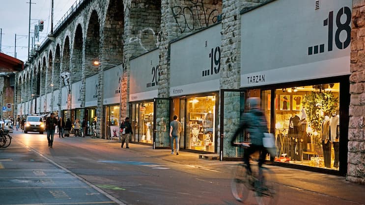 Während die grossen Händler dank ihrer Breite und den Onlineshops mehr als gut durch die Krise gekommen sind, sieht es für kleine Läden wie hier im Zürcher Viadukt düsterer aus.