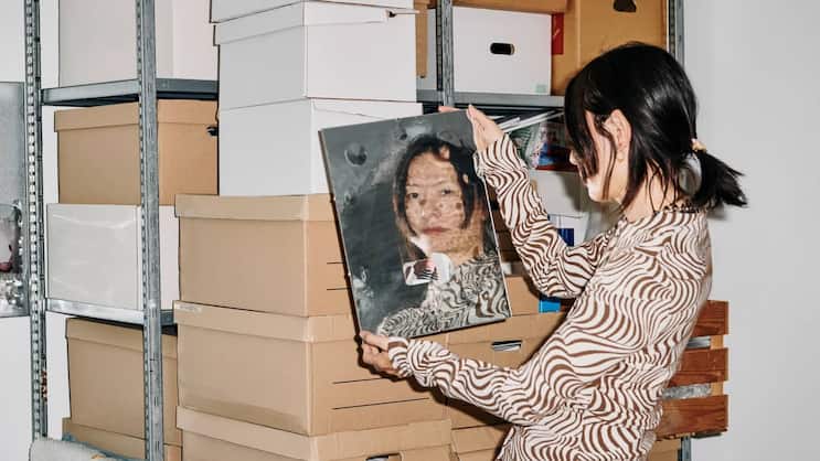 Jiajia Zhang Die in China geborene Künstlerin hält uns mit suggestiven Fotografien und Videos den Spiegel vor. Platz 19 «Beste Präsentationen».
