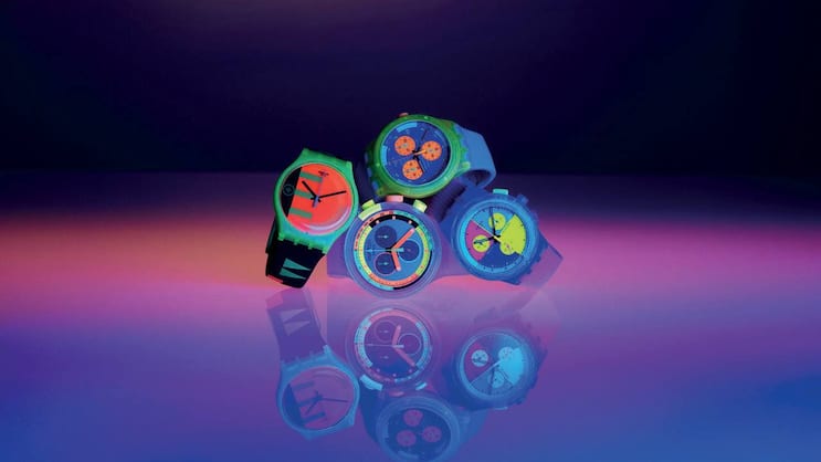 Die Uhren der neuen Swatch-Kollektion leuchten in knalligen Neonfarben.
