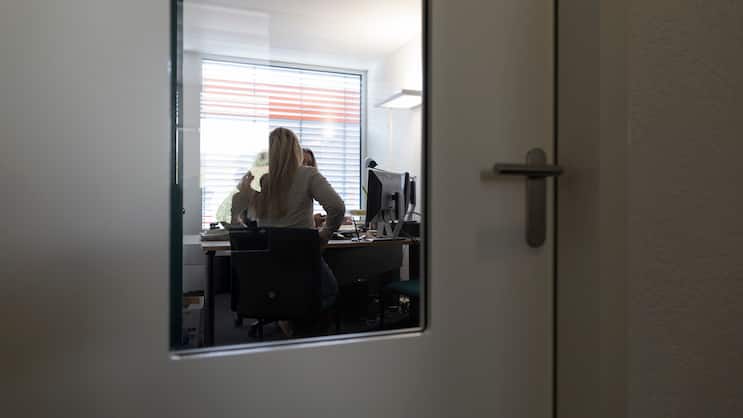 Wenn der Staat viel bezahlen muss, bezahlt er dem einzelnen weniger: Arbeitslosen-Beratung in Genf.