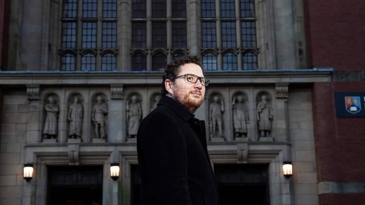 Nic Cheesman vor der Universität Birmingham: «Die Idee, dass die Demokratie nicht mehr überlegen ist, gewinnt an Bedeutung.»