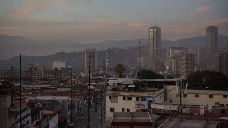 Ein Blick auf Caracas in den Morgenstunden, aufgenommen nach einer Reihe von Explosionen, die am 3. Januar 2026 zu hören waren.