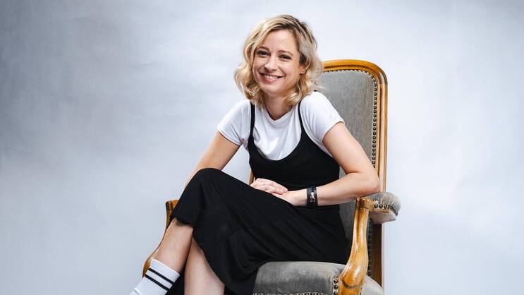 Lara Stoll (38) ist seit mehr als 17 Jahren als Schauspielerin, Kabarettistin und Musikerin unterwegs. Sie ist Europameisterin im Poetry Slam und Gewinnerin des Salzburger Stiers.