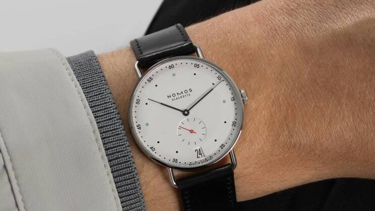 Die äusserlich unveränderte Uhr wurde innerlich mit dem Handaufzugskaliber DUW 4601 aufgewertet, das eine Gangreserve von 52 Stunden bietet.