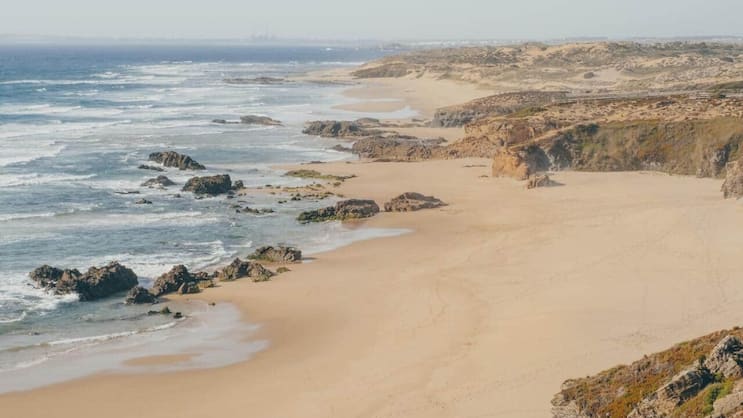 Das Land jenseits des Tejo-Flusses berührt im Westen den Atlantik.
