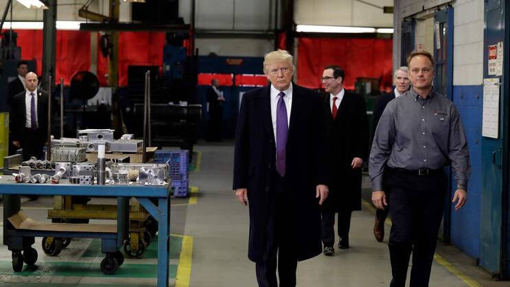 Werksbesuch: US-Präsident Trump will die heimische Industrie durch Strafzölle auf Importe schützen.