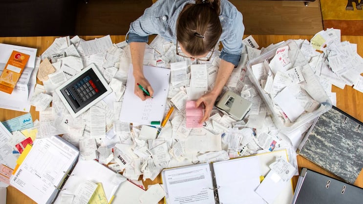 Papier_Buchhaltung_Taschenrechner_Rechnungen.JPG