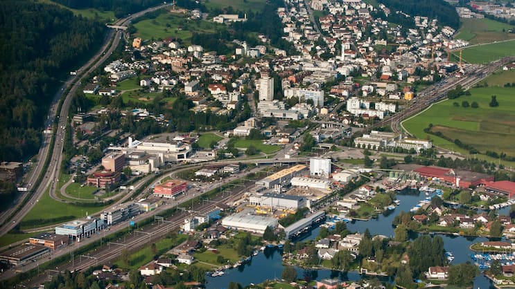 Pfäffikon: Die verkehrsgünstige Lage am Zürichsee und niedrige Steuern lockten einst Finanzfirmen an.