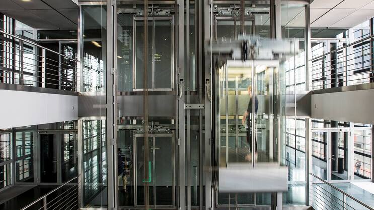 Schindler-Aufzug: Die Verstädterung hilft den Liftbauern.