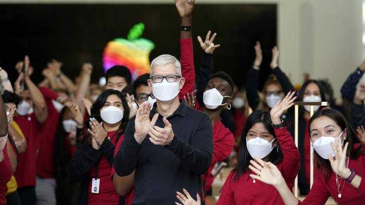 «Dinosaurier» Apple: Das Tech-Unternehmen – hier Apple-CEO Tim Cook mit Besuchern eines Apple Stores in Los Angeles – gehört zu den höchstbewerteten Firmen der Welt.