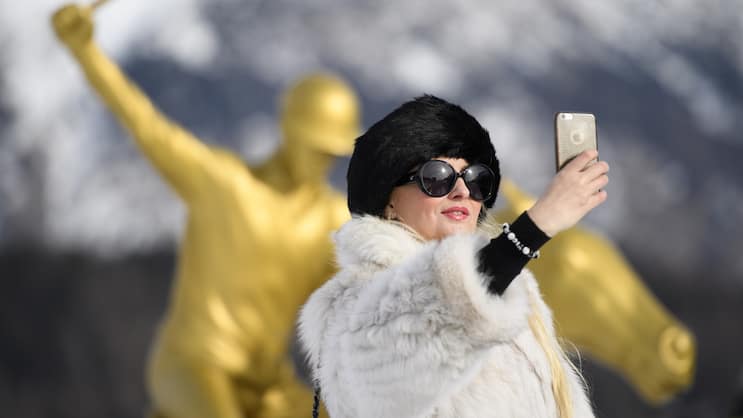 Wer pro Monat 1000 Franken auf die Seite legen kann, wird nach 30 Jahren Millionär oder Millionärin (im Bild: Besucherin am Polo Weltcup in St. Moritz).
