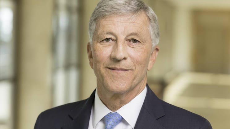 Letzte Runde: Ein Jahr noch bleibt Rolf Dörig Adecco-Präsident, dann löst ihn Jean-Christophe Deslarzes ab. Die Aktionäre hatten wenig Freude.