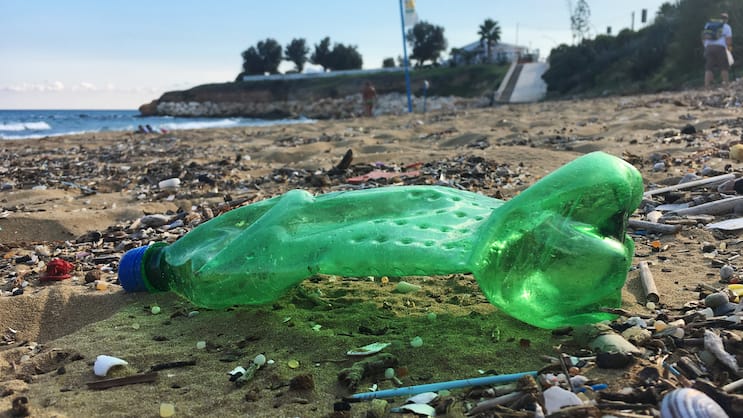 Sandstrand bei Avola in Sizilien: Die Allgegenwärtigkeit von Plastik, wo es nicht hingehört, erfordert ein Umdenken.