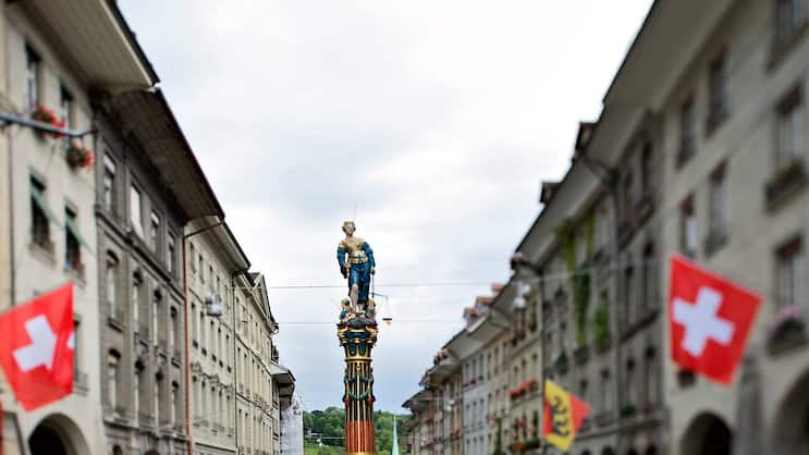 Identität: Man ist Zürcher, Berner oder Tessiner - und andererseits Europäer. Die Schweiz dazwischen verliert an Bindungskraft.