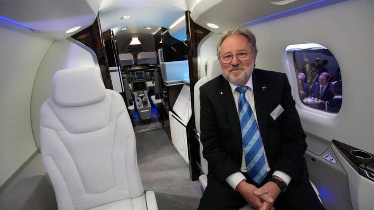 Oscar Schwenk: Der Pilatus-CEO posiert zufrieden in einem PC-24. Keystone