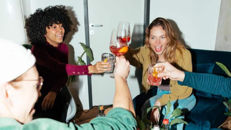Bewusstes Trinken: Die gesundheitsbewusste Gen Z und die Millennials feiern auch gerne ohne Alkohol.