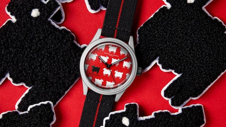 Die Uhr mit dem schwarzen Schaf will durchaus symbolisch verstanden werden.