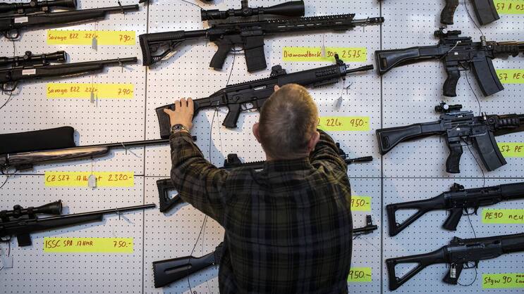 Bei der Anpassung des Waffenrechts geht es vor allem darum, dass halbautomatische Waffen registriert werden müssen.