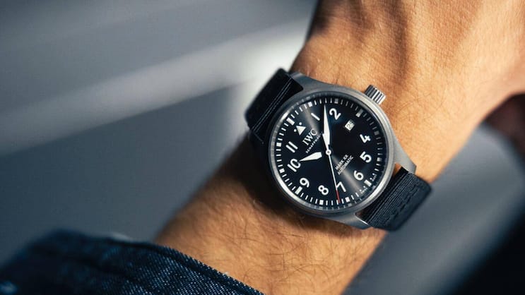 Die robuste, limitierte Uhr aus Titan würdigt die beeindruckenden Flugshows der Schweizer Kunstflugstaffel.