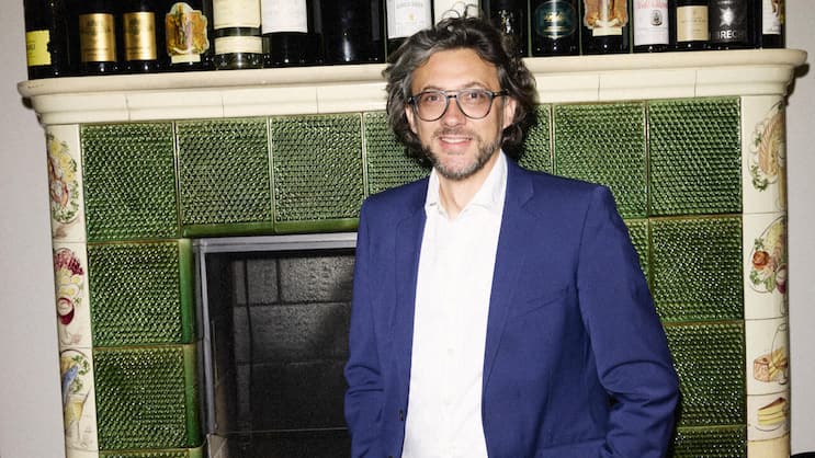 Andrin Willi ist gelernter Hotelier und gilt als einer der «profiliertesten Gastrojournalisten des Landes» («WOZ»), als Gastronomieexperte, der vom «Essen besessen» ist («Tages-Anzeiger»).