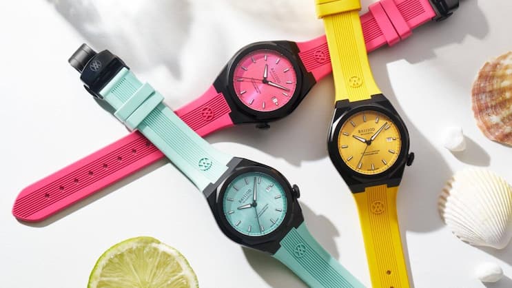 Die Uhren sind in Fuchsia, Türkis und Gelb erhältlich, mit schwarzem PVD-beschichtetem Edelstahlgehäuse und zertifiziertem Soprod-Kaliber.