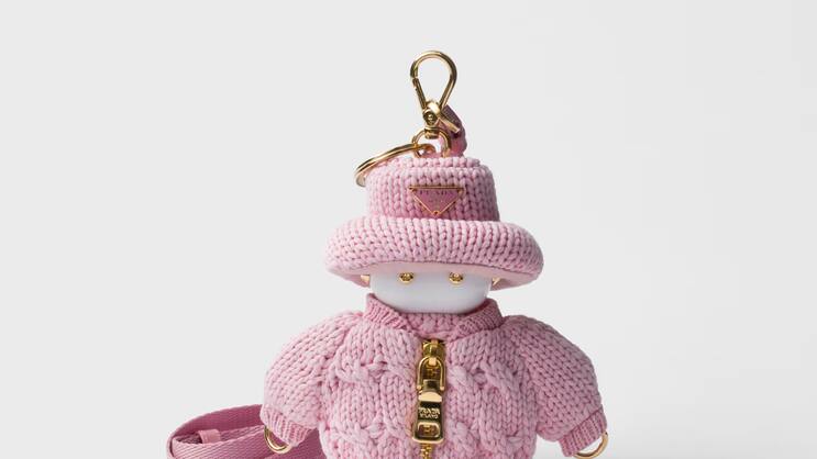 Schlüsselanhänger: Weicher Roboter-Anhänger mit Strickjacke von Prada. Preis: 1140 Franken.
