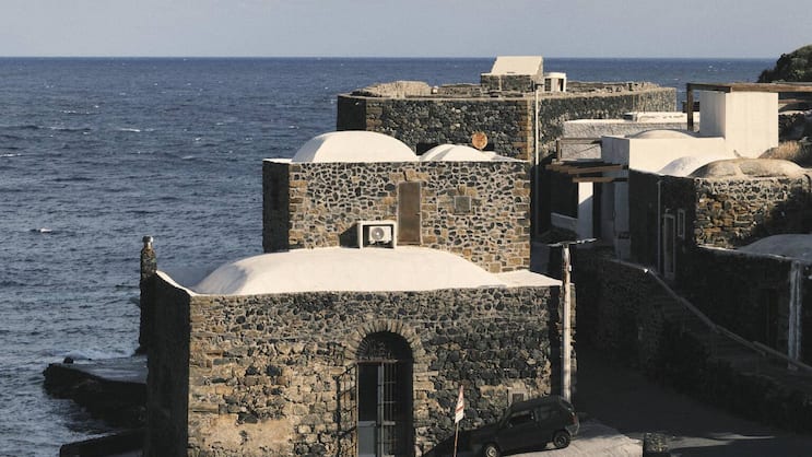 Die typischen Häuser auf Pantelleria verfügen über gewölbte Kuppeldächer, die Regenwasser auffangen können.