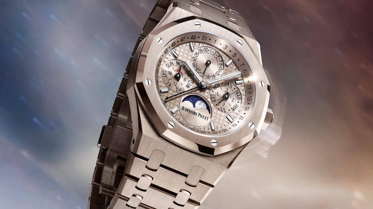 Audemars Piguet, Royal Oak

Als Gewinnerin des Iconic Watch Prize beim Grand Prix d’Horlogerie de Genève 2025 kommt diese Royal Oak Perpetual Calendar in einer Variante aus 18 Karat Sandgold daher. Preis auf Anfrage.