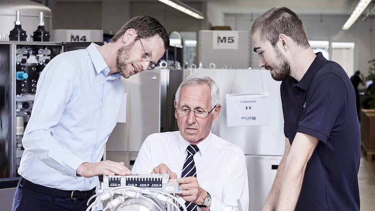 Innovatives Team: Dominik Baumgartner, Konrad Baumgartner und Matteo Rossi (v.l.) tüfteln gemeinsam an einem Teil einer Vakuumpumpe herum.