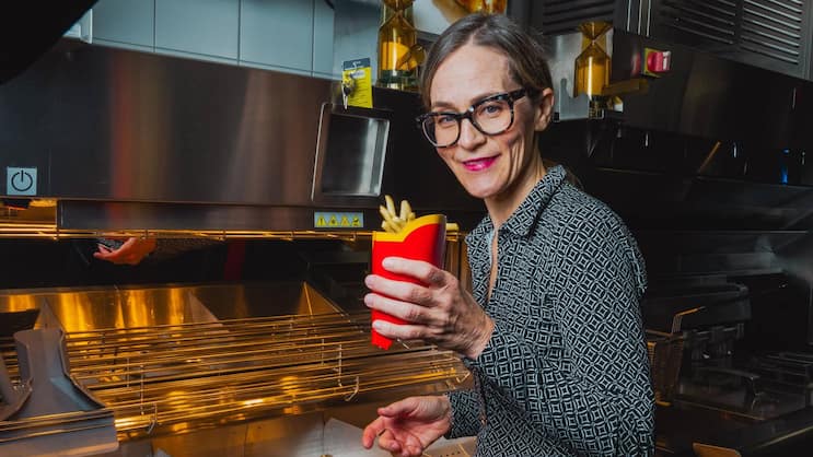 Klassiker: Lara Skripitsky weiss, was die Kundschaft von McDonald’s erwartet: frische Pommes. Auch Swissness auf der Menükarte kommt gut an.