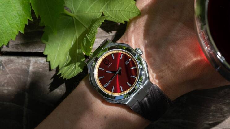 Die Circular 1 Grenat: granatrotes Zifferblatt und Traubentrester-Armband.