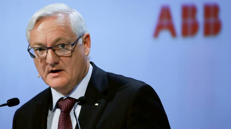 Doppelmandat: Seit April leitet VR-Präsident Peter Voser ABB auch operativ. Doch der Aktienkurs kommt auch unter ihm nicht voran.