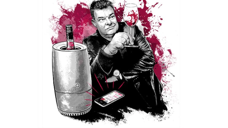 Man scannt mit der App das Etikett der Flasche, stellt diese in den Qelviq, und der kühlt oder wärmt den Wein auf die Idealtemperatur.