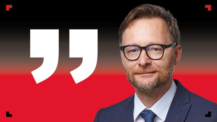 «Ein brutaler Wechsel von der Gucci-Handtasche zum Kampfpanzer», stellt Erich Gerbl fest.