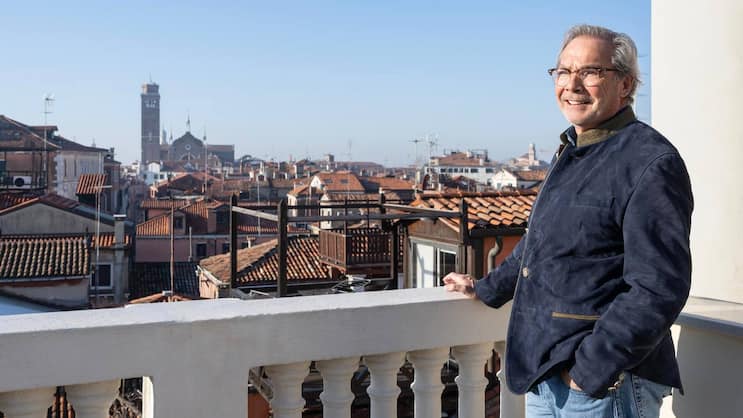 Von seiner Terrassse überblickt der Valmont-Eigentümer Didier Guillon die Dächer Venedigs bis zur Frari-Kirche.