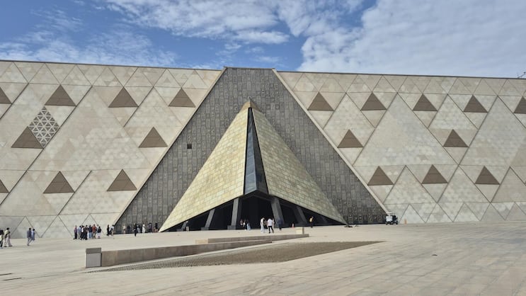 Fassade und Eingang des Grand Egyptian Museums (GEM).