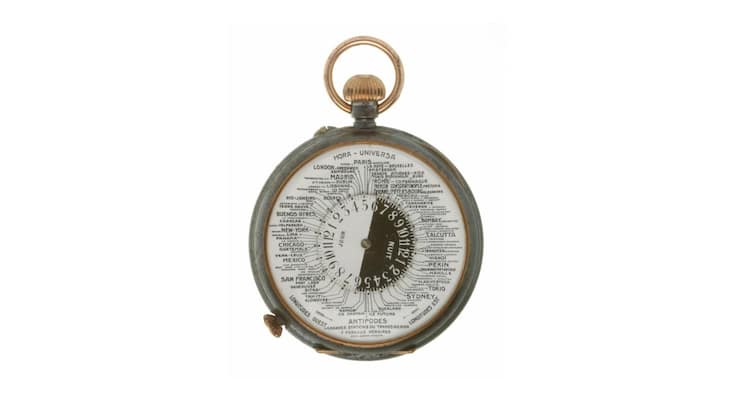 GMT avant la lettre: Taschenuhr «Hora-Universa», Schweiz, um 1880, mit Weltzeitindikation. Die seitliche Krone dient dem Stellen der drehbaren Tag-Nacht-Scheibe über dem Ortsverzeichnis. Lesebeispiel: Wenn die Kirchenglocken in Wien die volle Stunde um sechs Uhr abends schlugen, war es in Genf erst Viertel nach fünf.