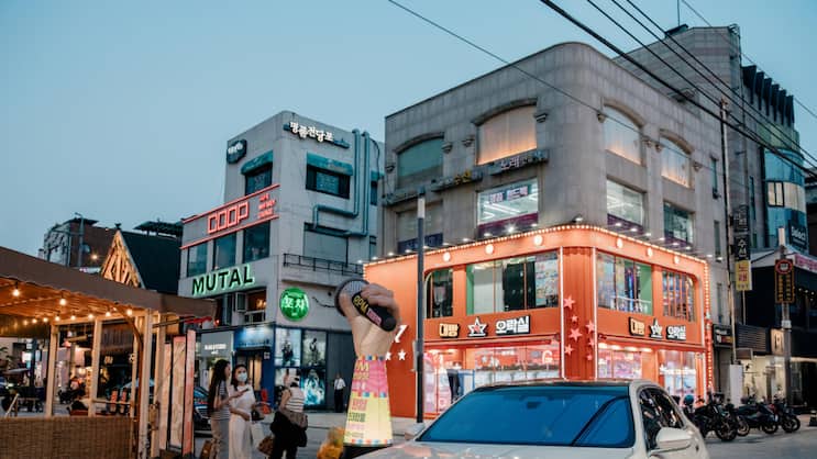 Ein Abend im exklusiven Stadtteil Apgujeong in Seoul. TIM FRANCO für WSJ