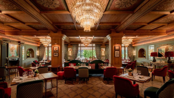 Hinter der märchenschlossartigen Fassade vereint das «Gstaad Palace» kosmopolitische Lässigkeit und alpinen Charme auf unvergleichliche Weise.