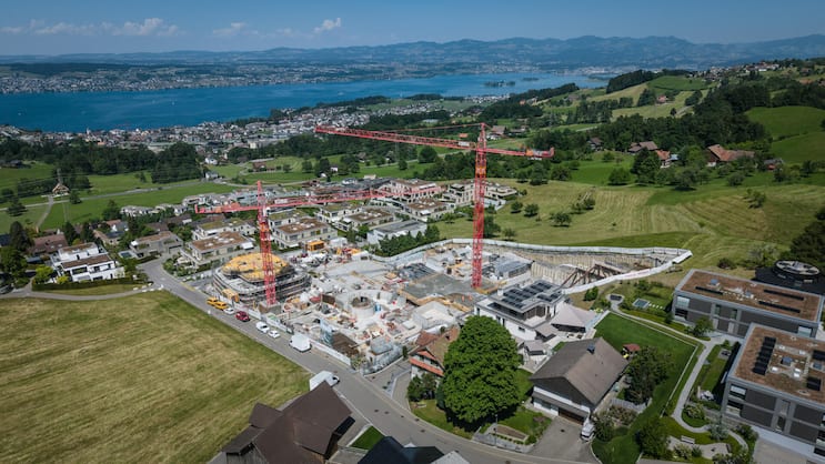 In Schindellegi SZ wird eine Edel-Enklave aus dem Boden gestampft. Im Bild aktuelle Aufnahmen der Baustelle von Ende Mai 2026.