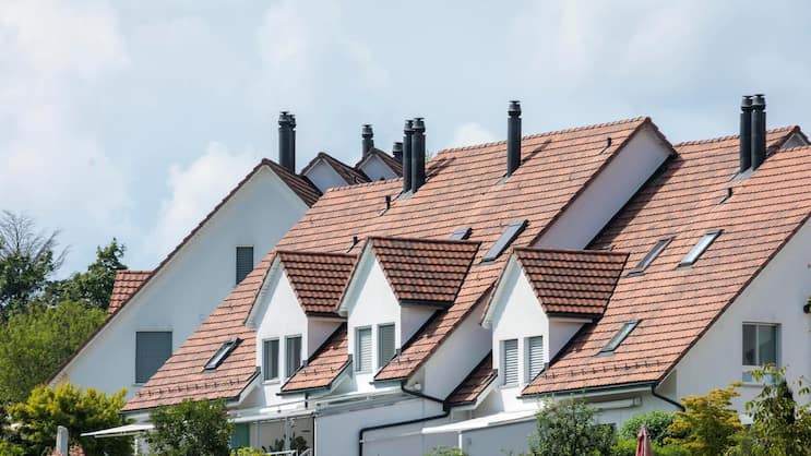 In immer weniger Orten können sich Schweizer mit normalem Einkommen ein Eigenheim leisten.