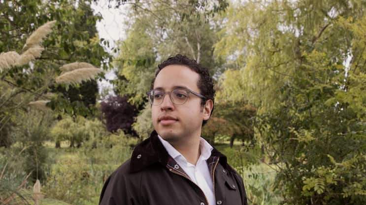 Hamza Lemssouguer auf seinem Bauernhof außerhalb von London.